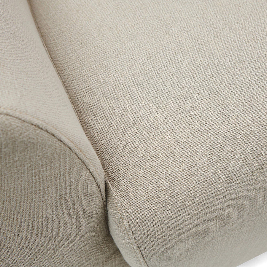 Kényelmes pihenő fotel széles ülőfelülettel és puha karfákkal