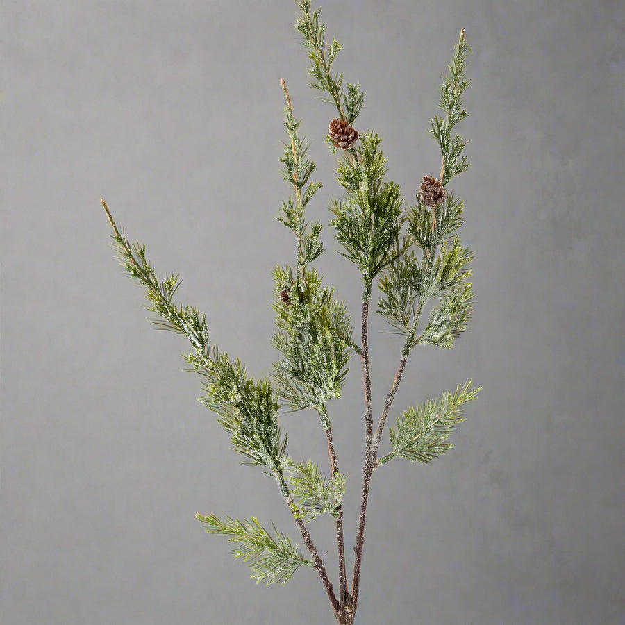 Részletgazdag, többágú jeges borókafenyő mű ág karácsonyi dekorációhoz.