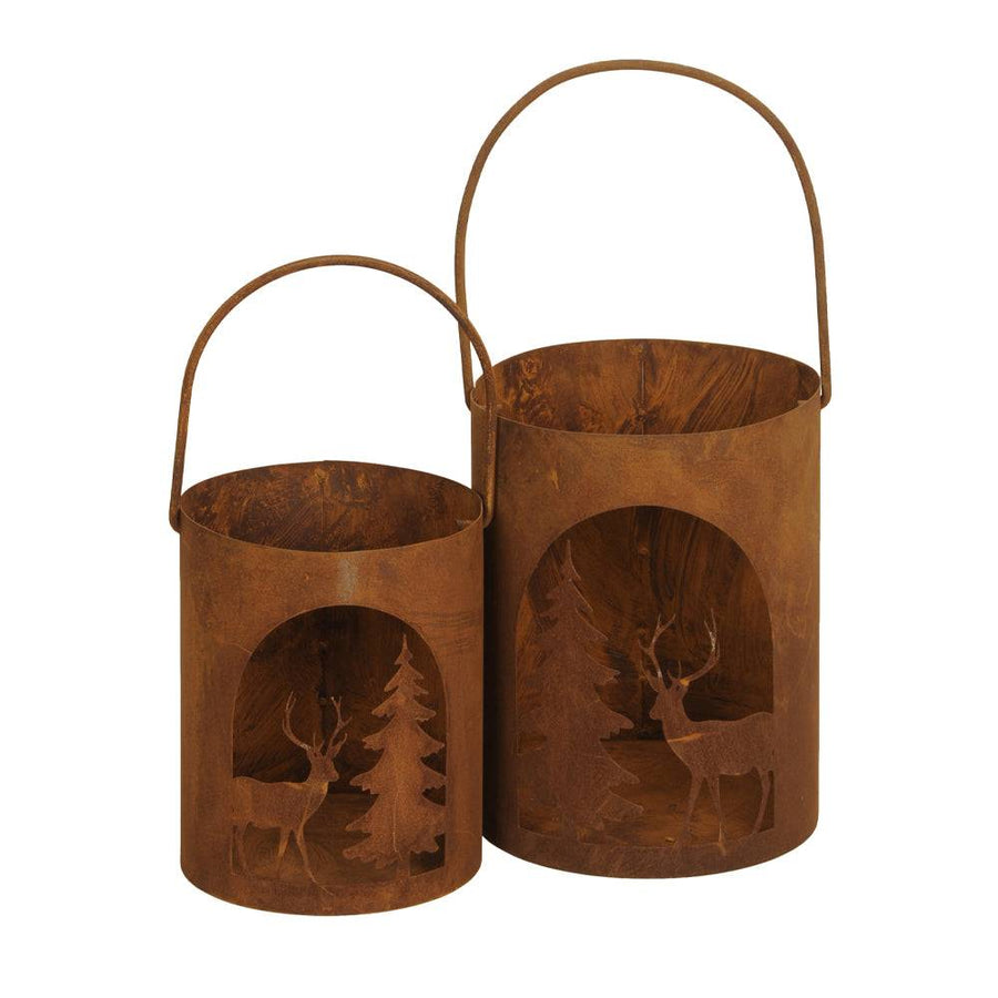 Junker 2 db-os rozsdás fém karácsonyi lámpás szett, szarvas és fenyő mintával, rusztikus vidéki stílusban, 21 és 26 cm méretben.