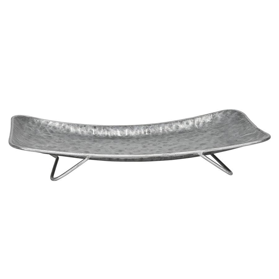 Egy téglalap alakú, ívelt kialakítású, szürke bádog tál négy gyertyával és szárazvirág dekorációval egy rusztikus fa felületen.