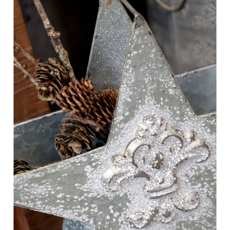 Csillag formájú, bádogból készült karácsonyi dekoráció.