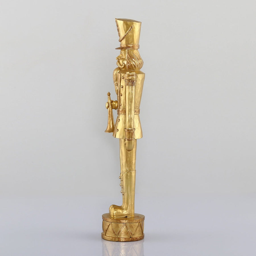 Arany színárnyalatú, faragott fahatású karácsonyi diótörő figura.