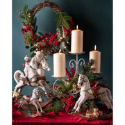 Karácsonyi hintaló Télapóval és kisfiúval.