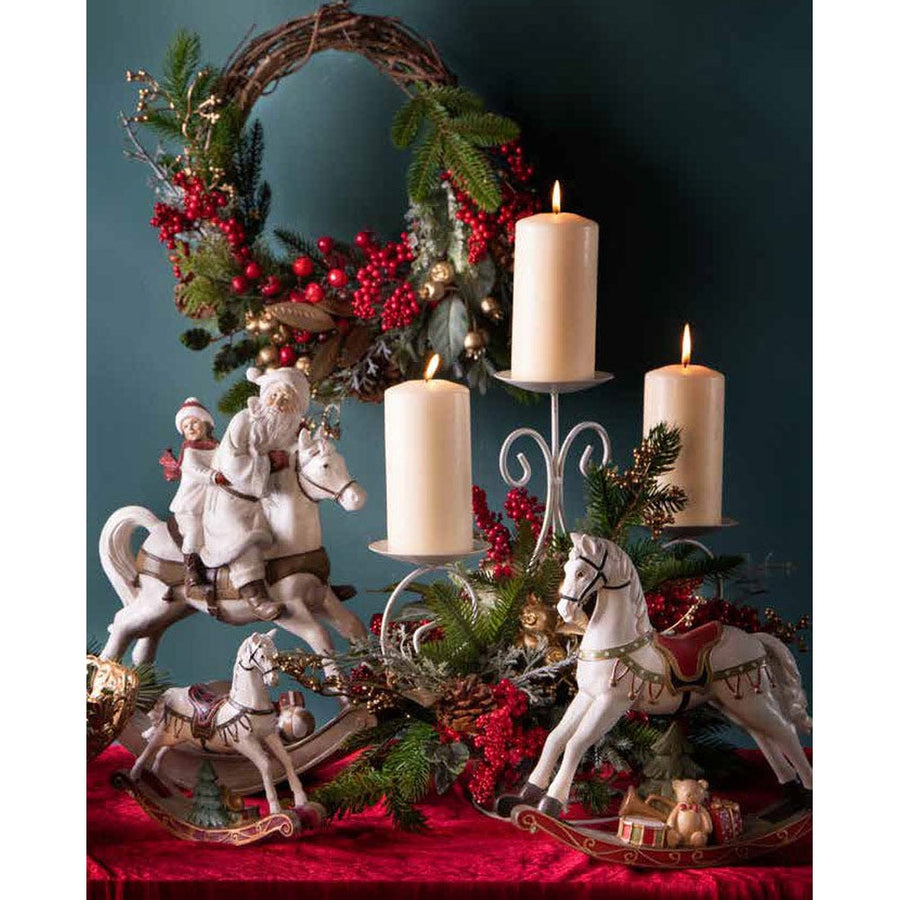 Karácsonyi hintaló Télapóval és kisfiúval.