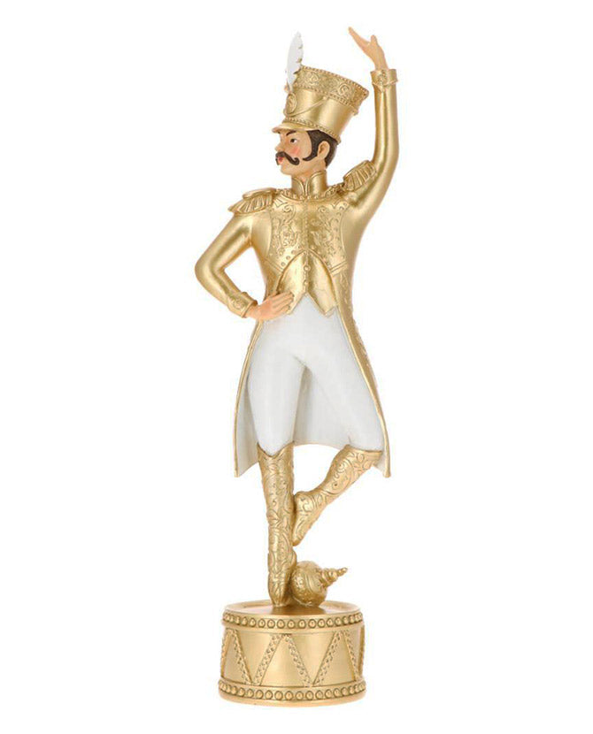 Arany és fehér színárnyalatú, táncoló karácsonyi katona figura.