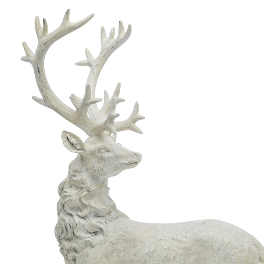 Fehér színű karácsonyi szarvas figura.