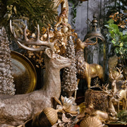 Aranyszínű karácsonyi szarvas figura.