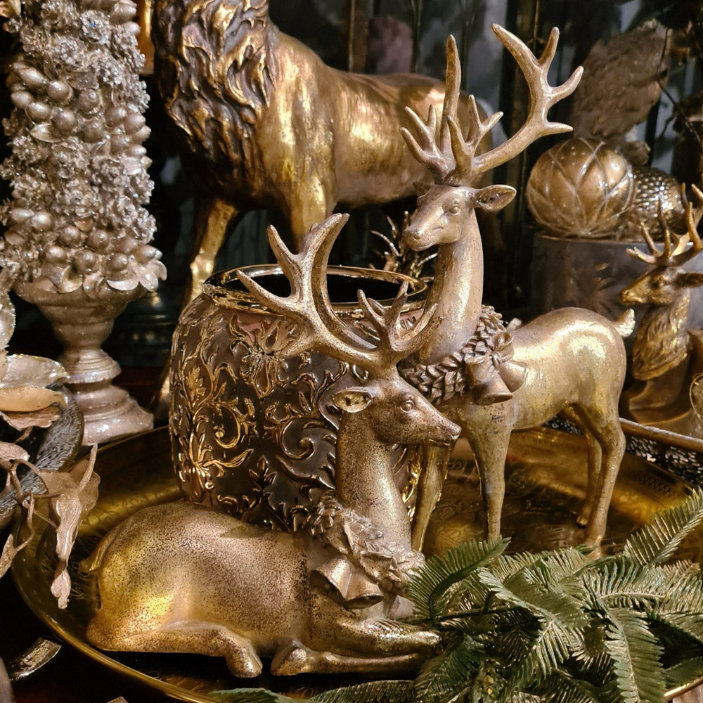 Antikolt felületű, aranyszínű karácsonyi szarvas figura.