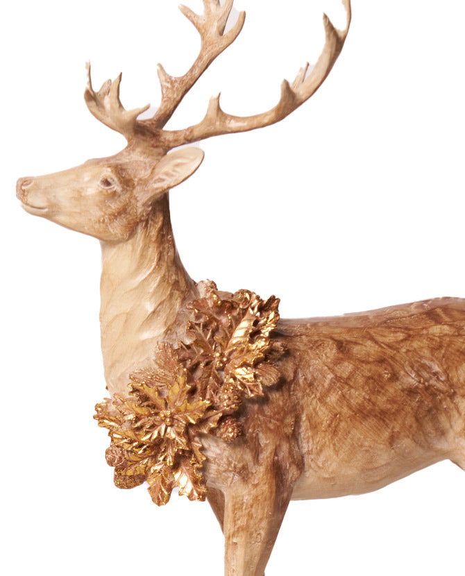Óaranyszínű erdei fenyőtoboz koszorúval díszített, faragott fa hatású karácsonyi szarvas figura.