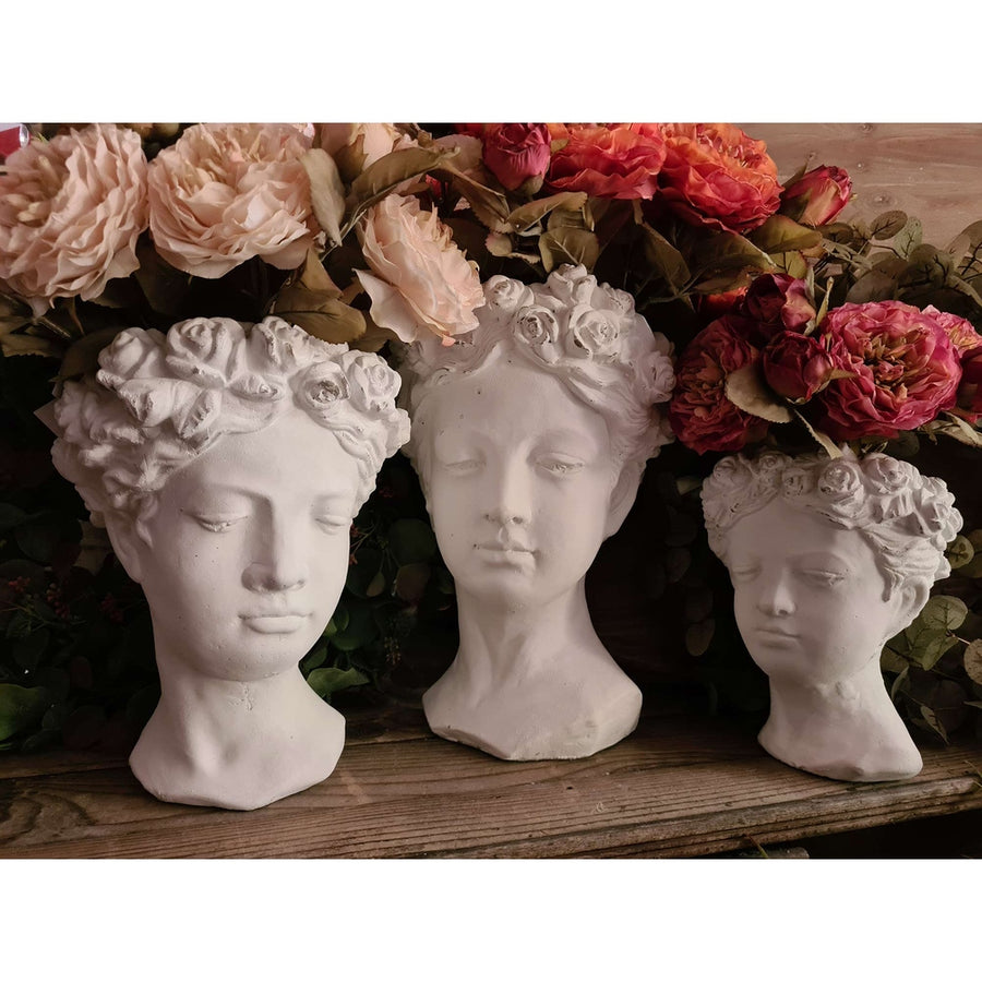 Antikolt felületű, krém színű kaspó büszt.