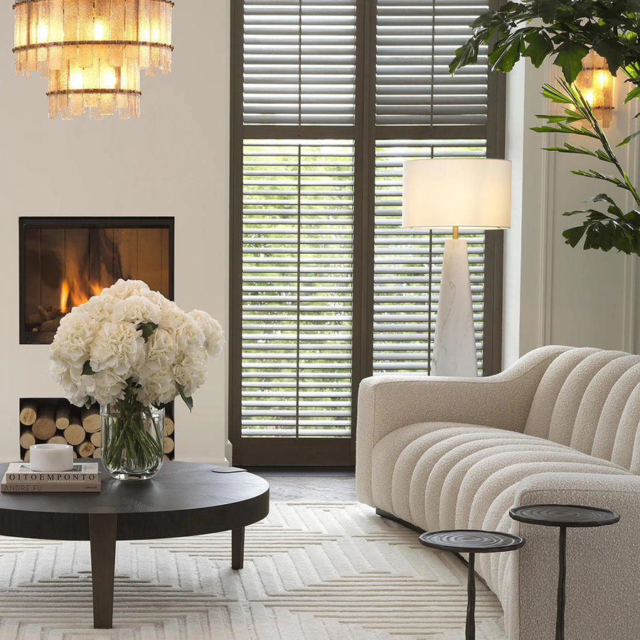 Krémszínű buklé szövettel kárpitozott óriás dizájn kanapé.