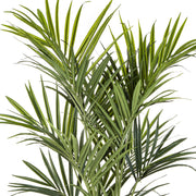 Realisztikus levelű KENTIA mű pálma közelről.