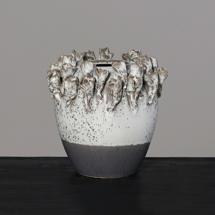 Dekoratív, szürke színű kerámia váza..