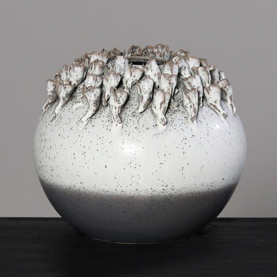 Dekoratív, szürke színű kerámia váza..