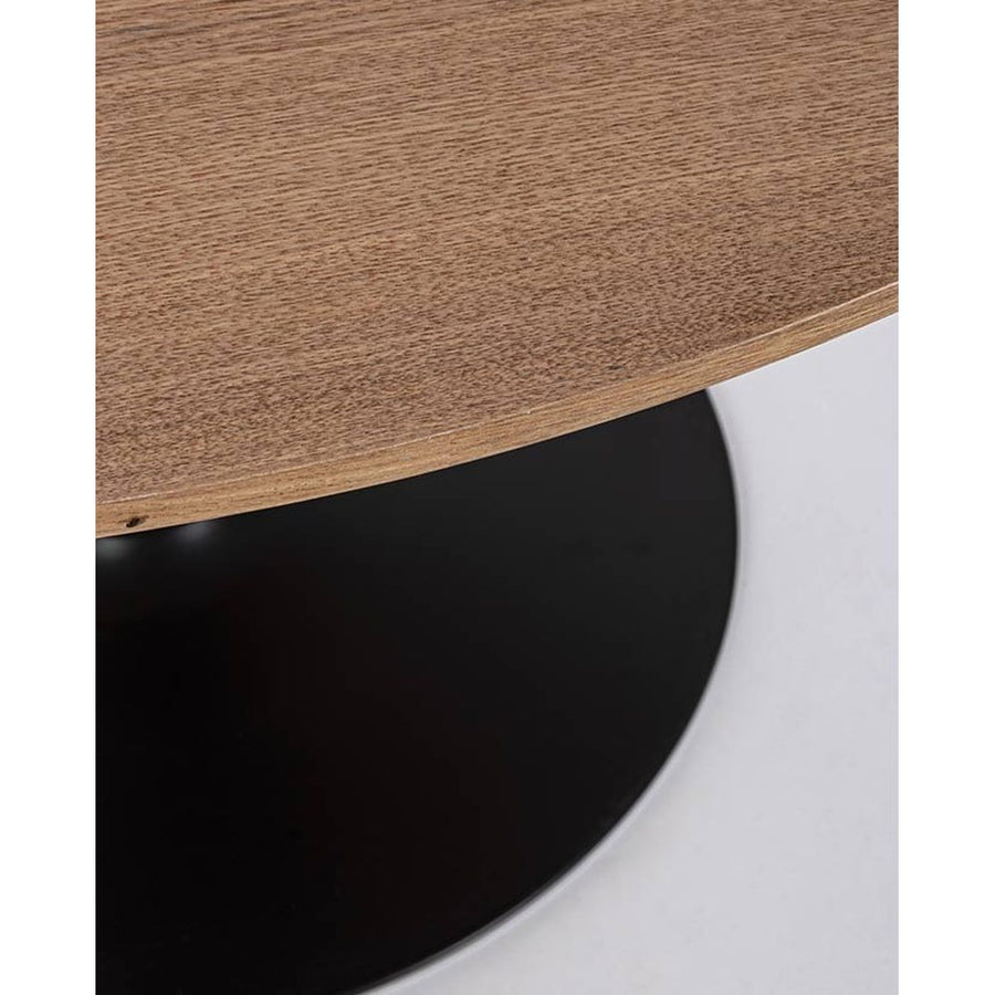 Kerek formájú, modern megjelenésű étkezőasztal.