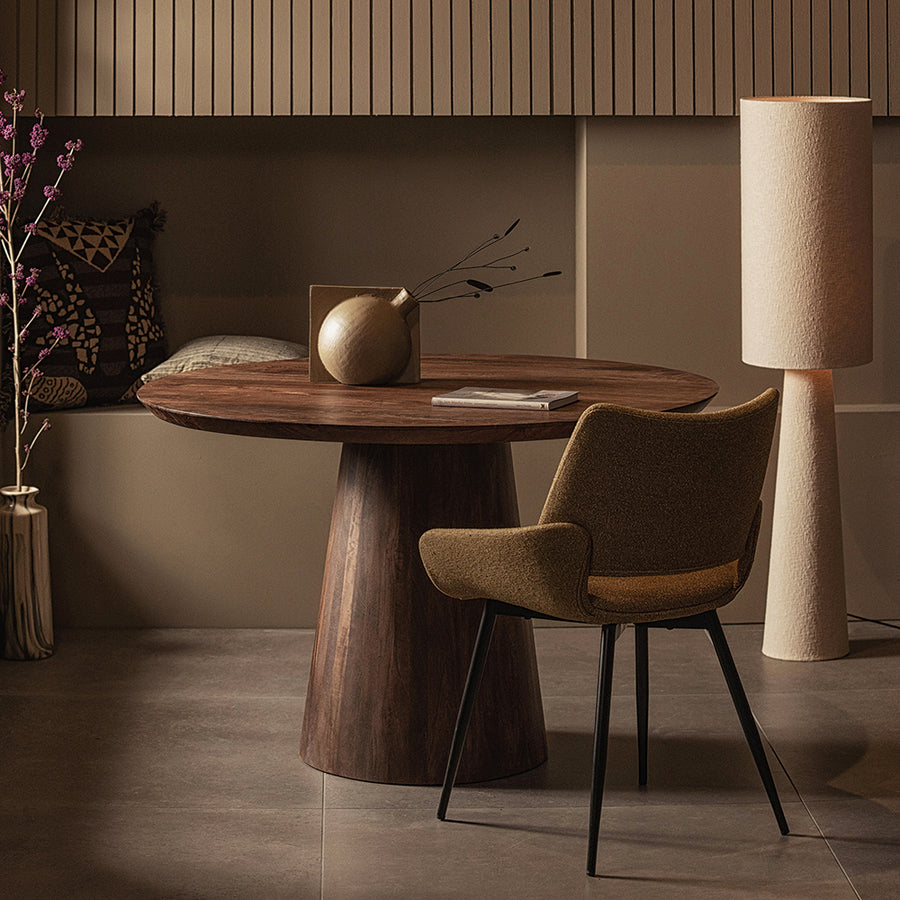 Mangófából készült, kerek formájú, diószínű dizájn étkezőasztal.