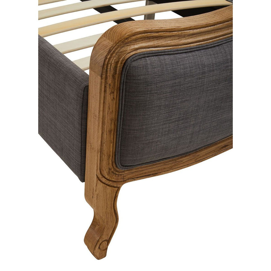 Klasszikus, koloniál stílusú, tölgyfából készült franciaágy.