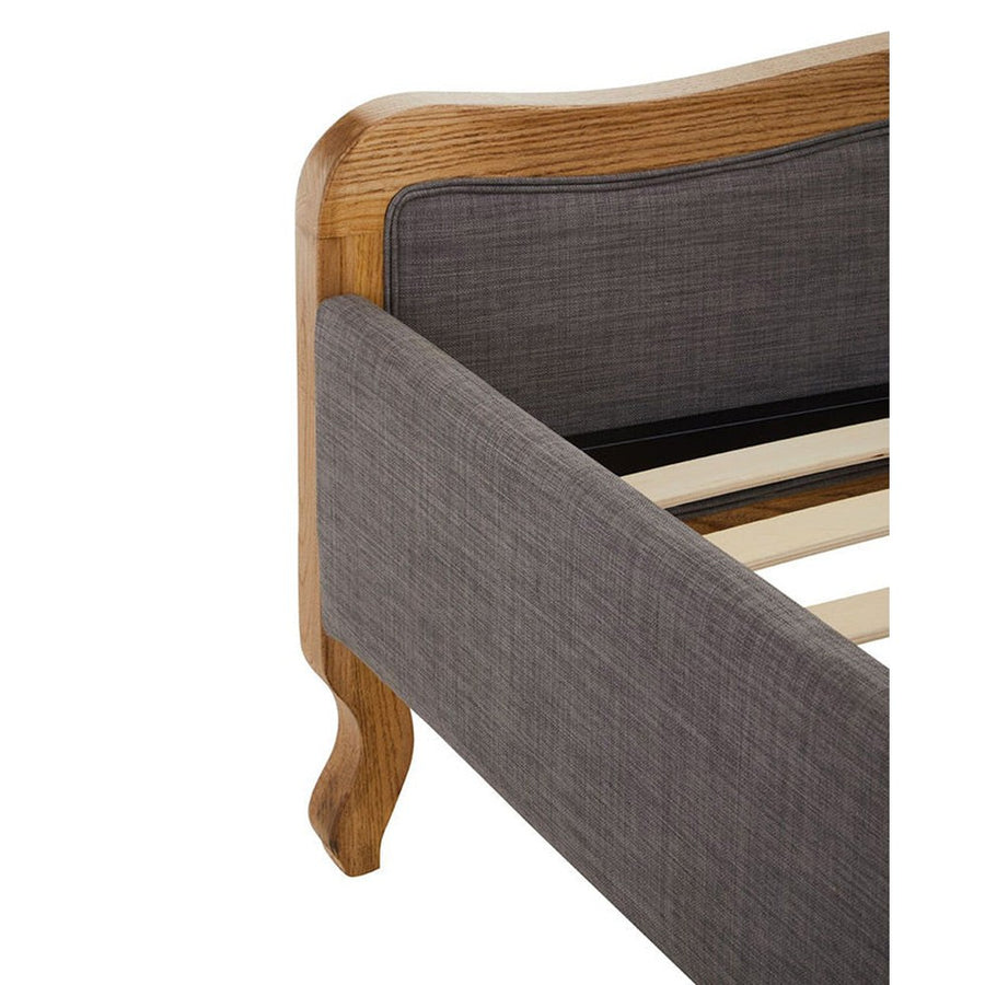 Klasszikus, koloniál stílusú, tölgyfából készült franciaágy.