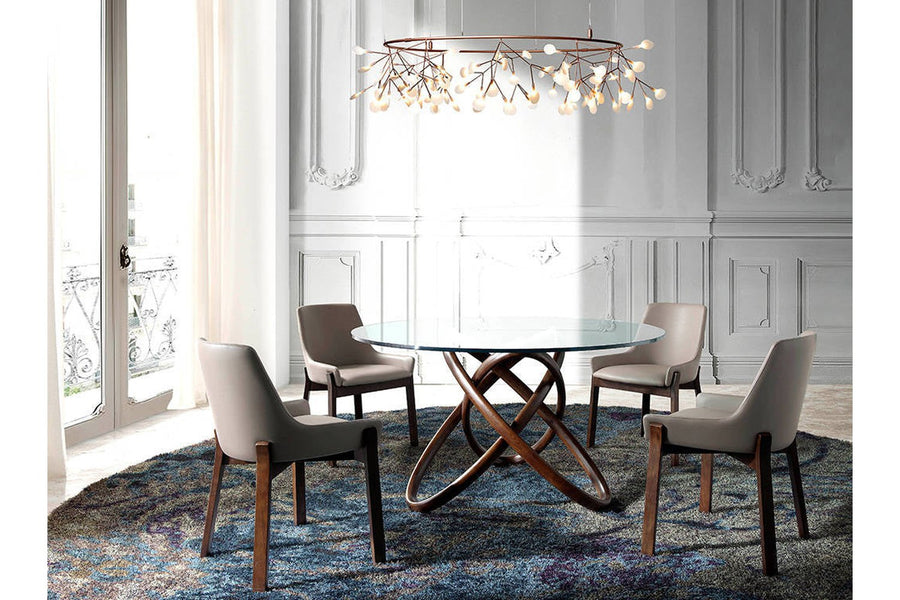 Bézs színű műbőrrel kárpitozott, kőrisfából készült, formatervezett dizájn étkezőszék.