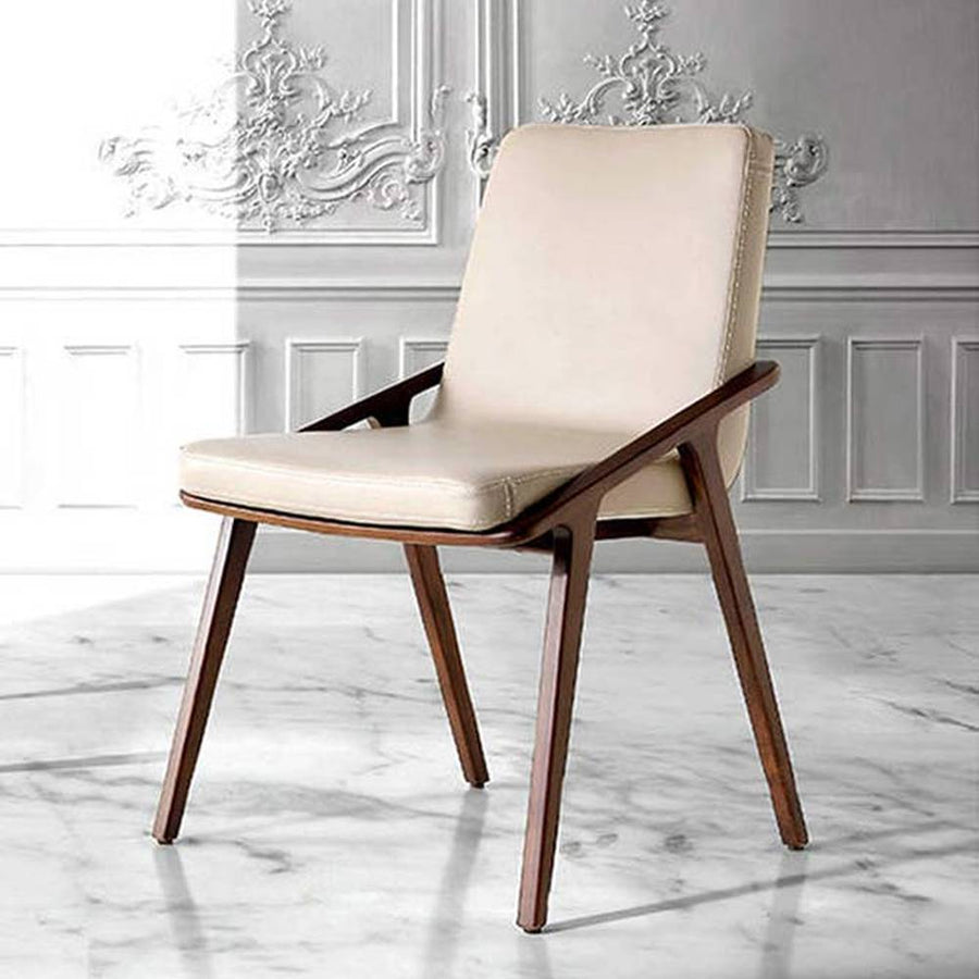 Bézs színű műbőrrel kárpitozott, kőrisfából készült, formatervezett dizájn étkezőszék.