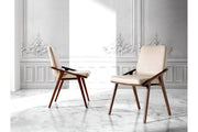 Bézs színű műbőrrel kárpitozott, kőrisfából készült, formatervezett dizájn étkezőszék.