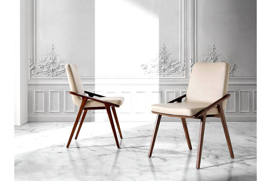 Bézs színű műbőrrel kárpitozott, kőrisfából készült, formatervezett dizájn étkezőszék.