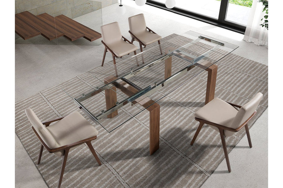 Bézs színű műbőrrel kárpitozott, kőrisfából készült, formatervezett dizájn étkezőszék.