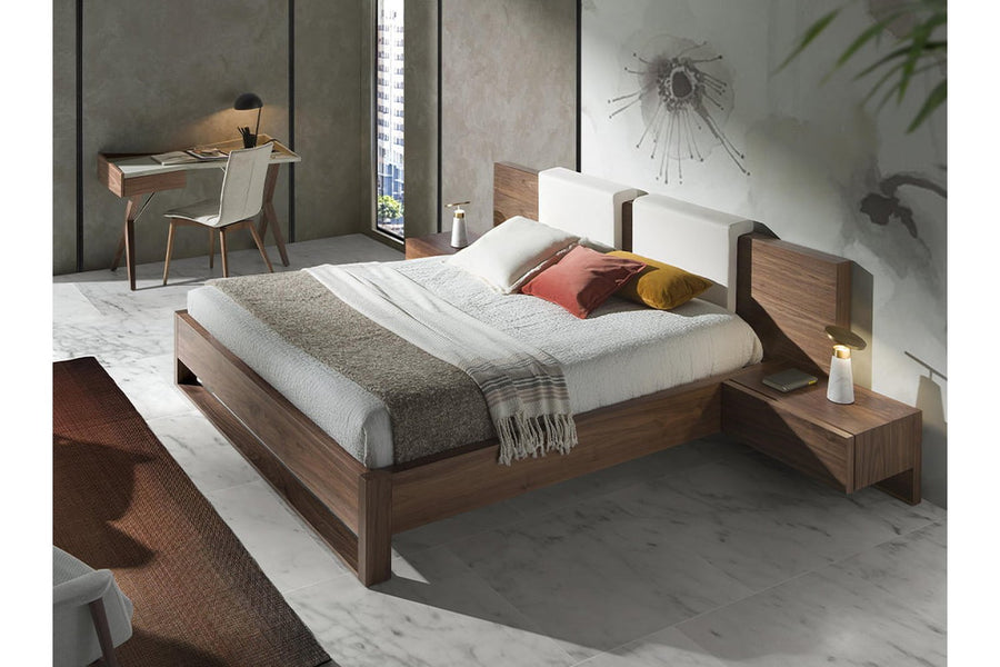 Krémszínű szövettel kárpitozott, kőrisfából készült, formatervezett dizájn étkezőszék.