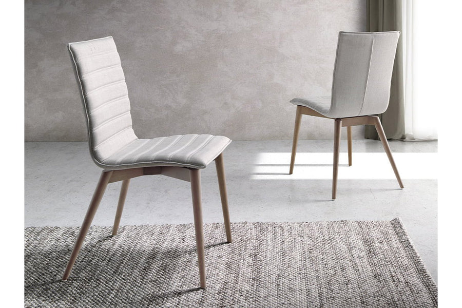 Krémszínű szövettel kárpitozott, kőrisfából készült, formatervezett dizájn étkezőszék.