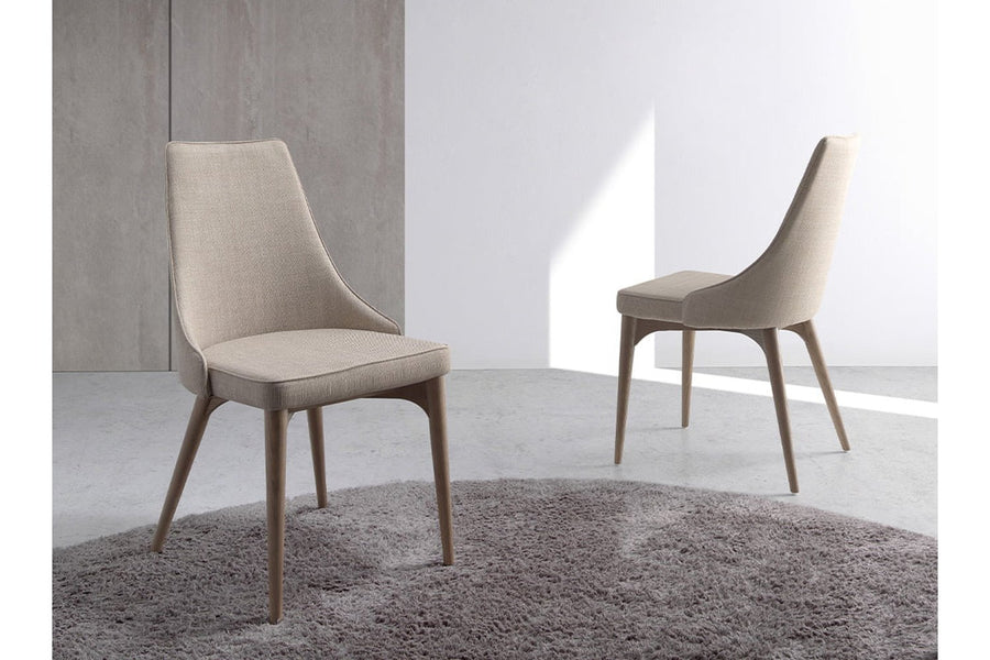 Bézs színű szövettel kárpitozott, kőrisfából készült, formatervezett dizájn étkezőszék.