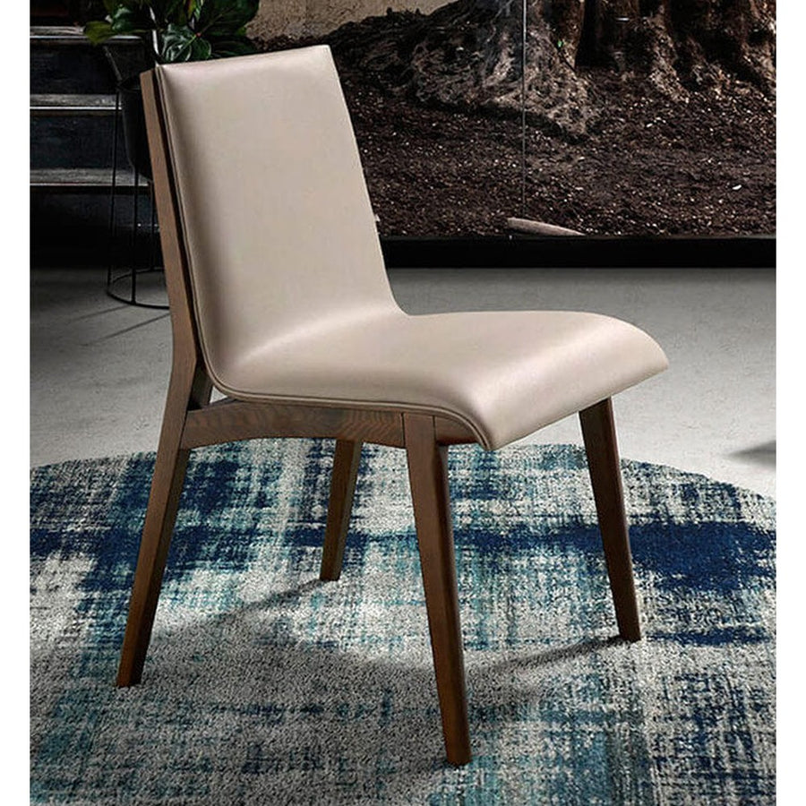 Krémszínű műbőrrel kárpitozott, kőrisfából készült, formatervezett dizájn étkezőszék.