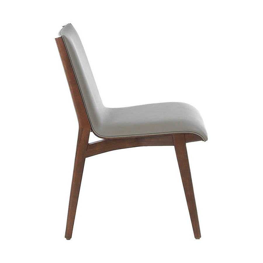 Krémszínű műbőrrel kárpitozott, kőrisfából készült, formatervezett dizájn étkezőszék.