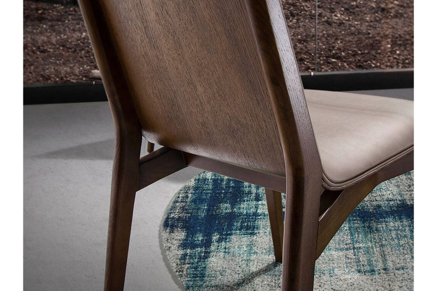 Krémszínű műbőrrel kárpitozott, kőrisfából készült, formatervezett dizájn étkezőszék.