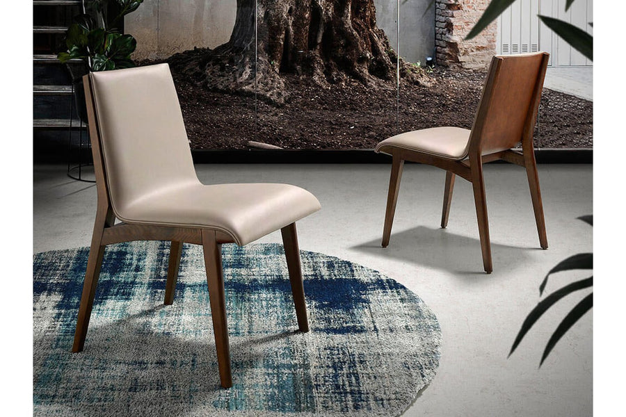 Krémszínű műbőrrel kárpitozott, kőrisfából készült, formatervezett dizájn étkezőszék.