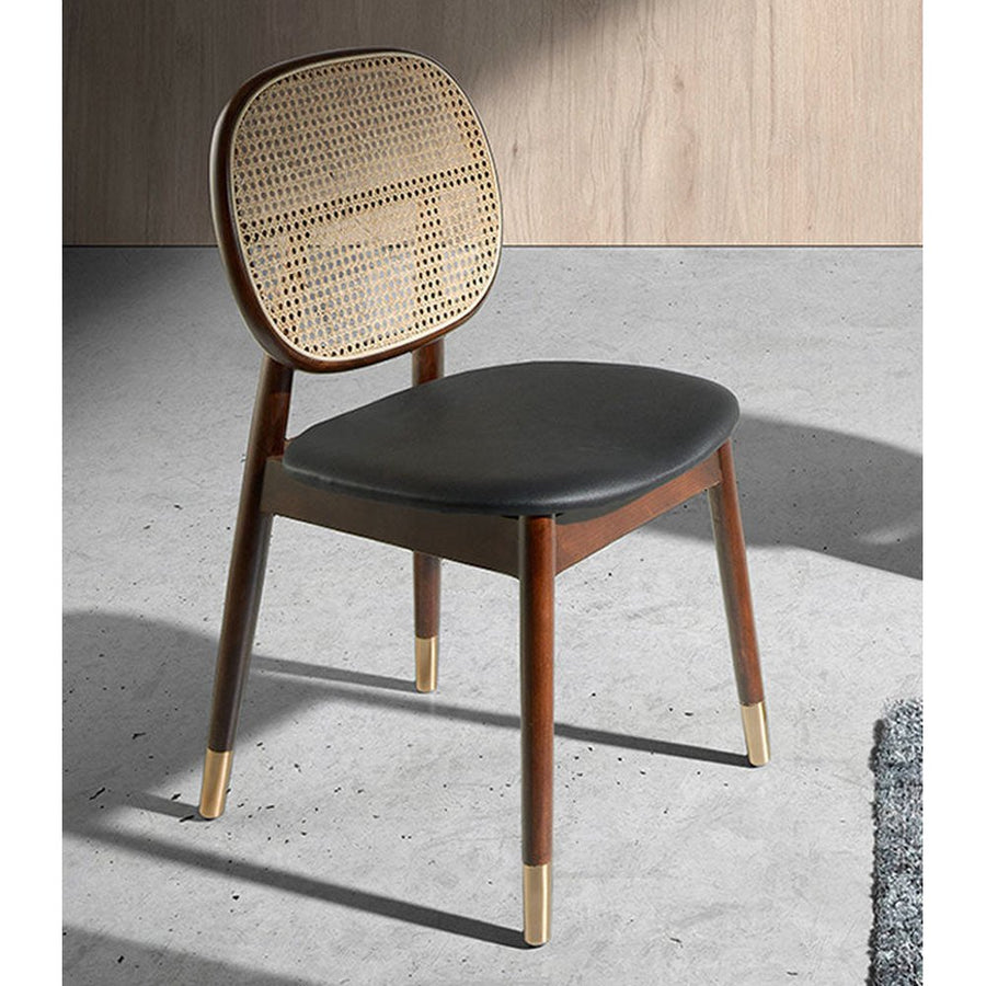 Fekete színű műbőr ülőfelülettel és rattan háttámlával kialakított, kőrisfából készült formatervezett dizájn étkezőszék