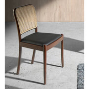 Fekete színű műbőr ülőfelülettel és rattan háttámlával kialakított, kőrisfából készült formatervezett dizájn étkezőszék.