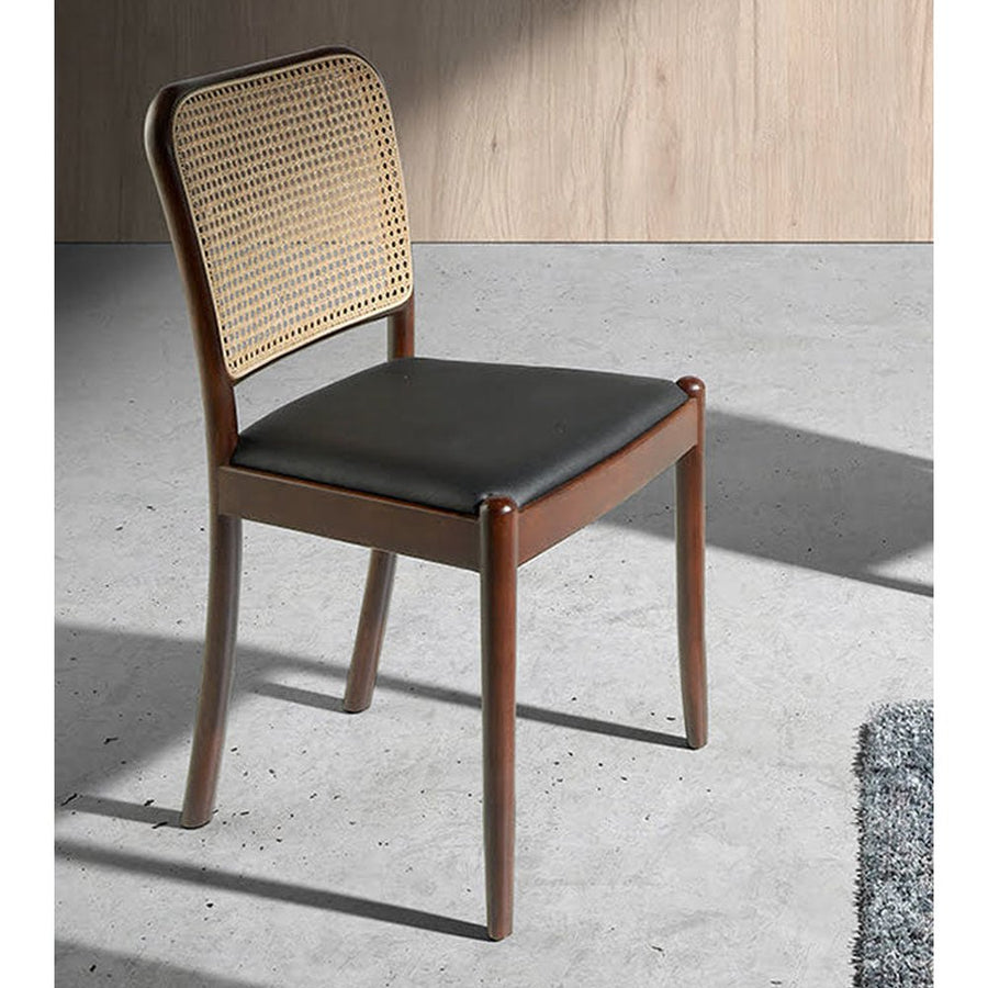 Fekete színű műbőr ülőfelülettel és rattan háttámlával kialakított, kőrisfából készült formatervezett dizájn étkezőszék.