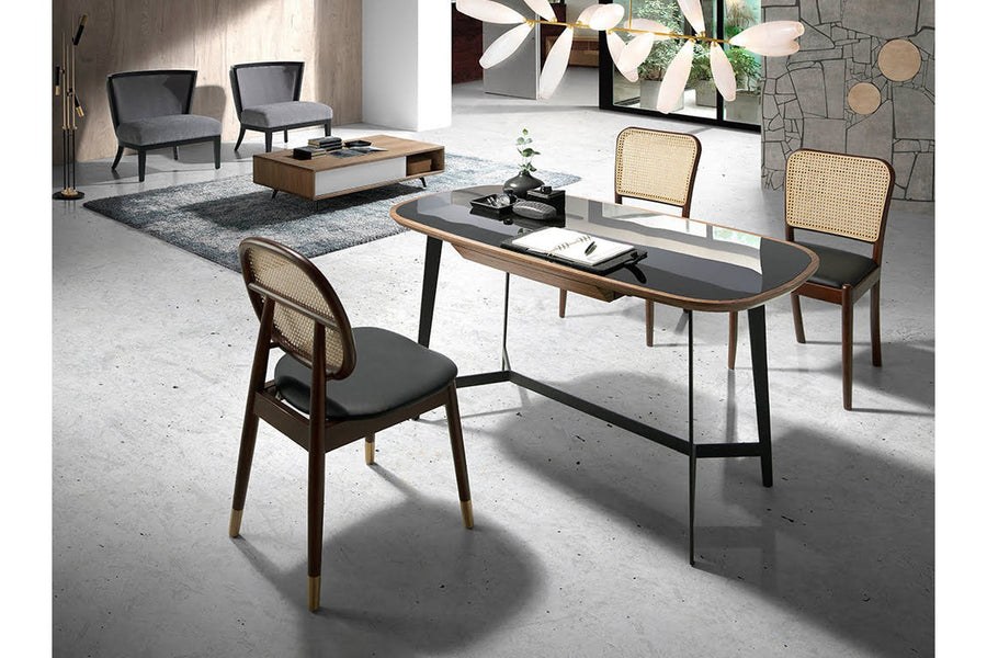 Fekete színű műbőr ülőfelülettel és rattan háttámlával kialakított, kőrisfából készült formatervezett dizájn étkezőszék.