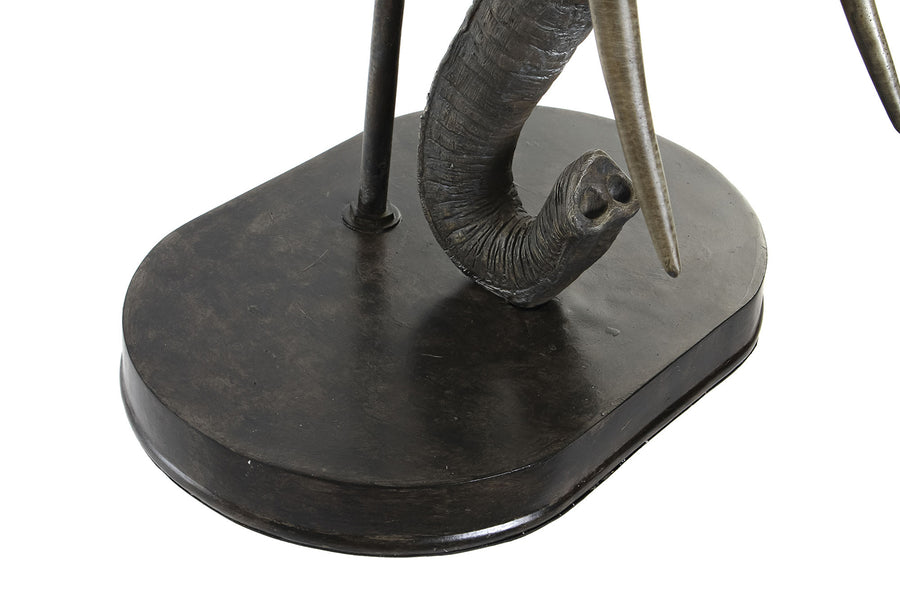 Szürke színű koronás elefánt figura, fekete talapzaton.