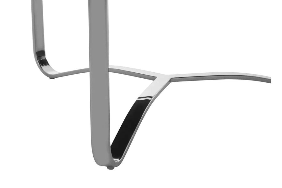 Újrahasznosított fenyőfából és rozsdamentes acélból készült, formatervezett dizájn dohányzóasztal.