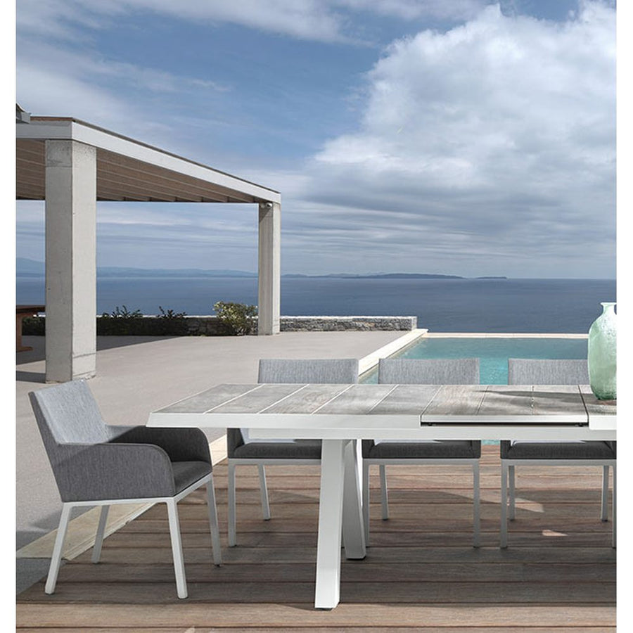 Krém színű kortárs kerti étkezőasztal modern teraszon.