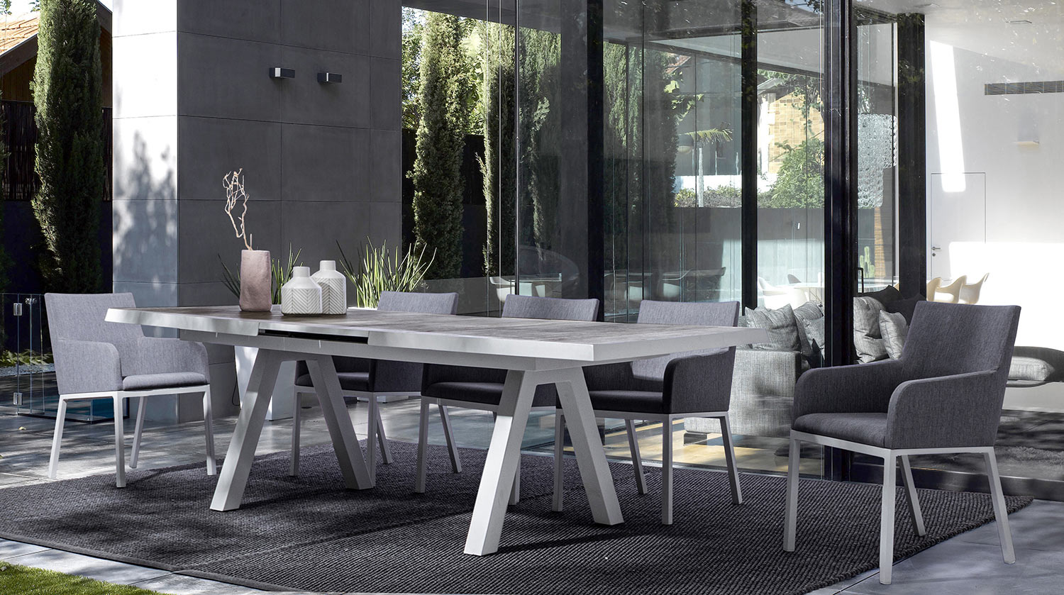 Krém színű kortárs kerti étkezőasztal. modern teraszon.