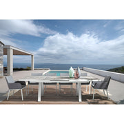 Krém színű kortárs kerti étkezőasztal. modern tengerparti teraszon.