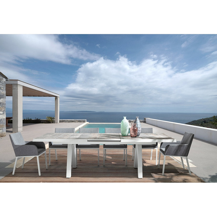 Krém színű kortárs kerti étkezőasztal. modern tengerparti teraszon.