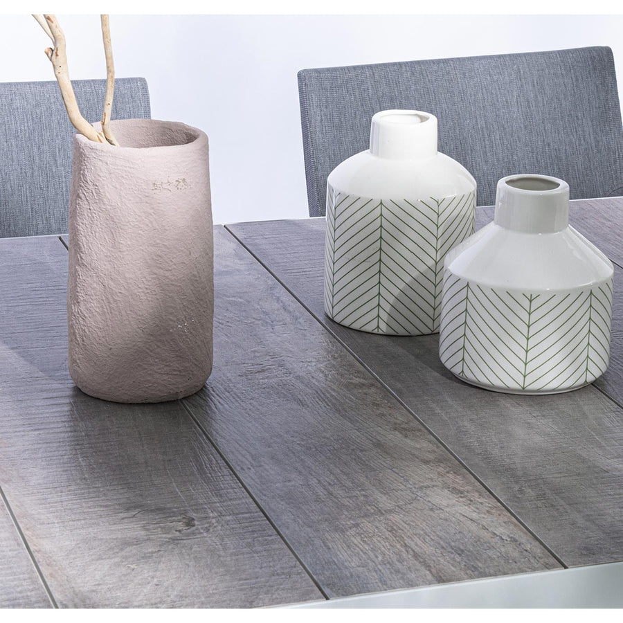 Krém színű kortárs kerti étkezőasztal. kerámia vázákkal.