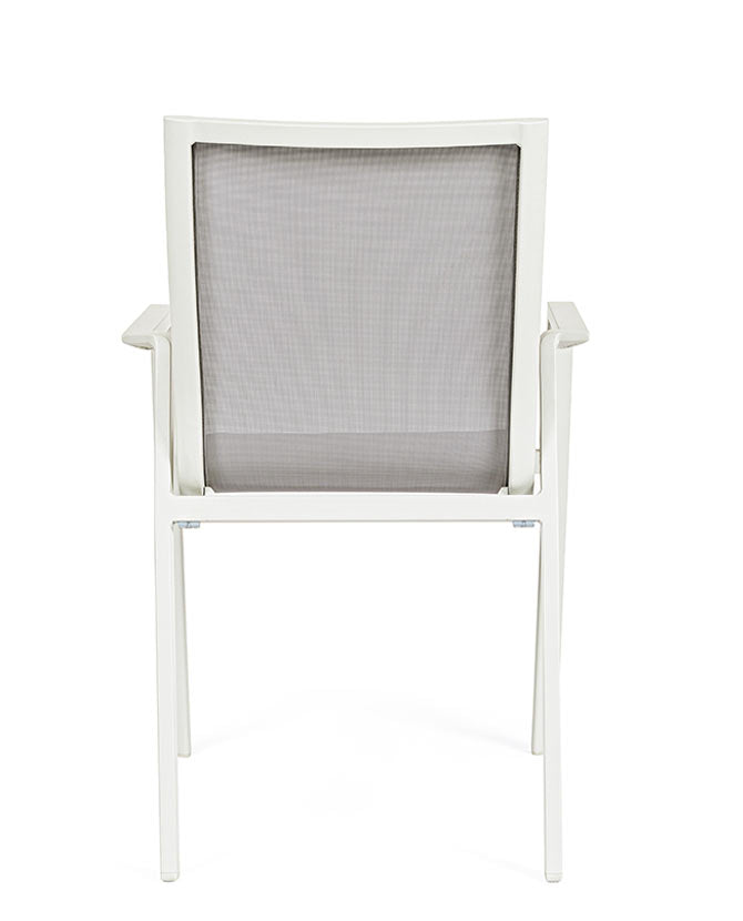 Krém színű, modern kerti szék.