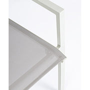 Krém színű, modern kerti szék.