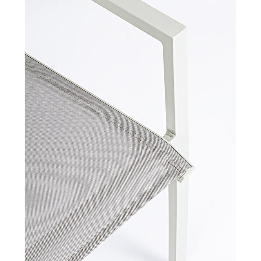 Krém színű, modern kerti szék.