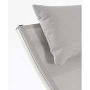 Krémszínű napozóágy.