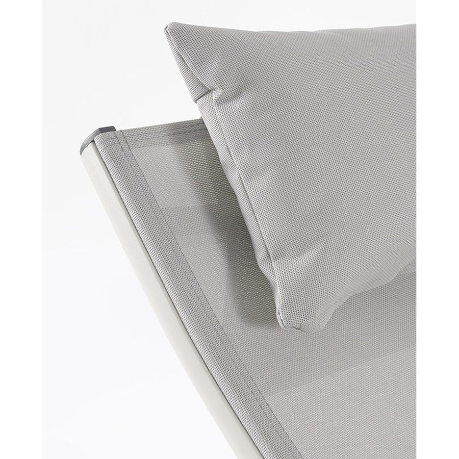 Krémszínű napozóágy.